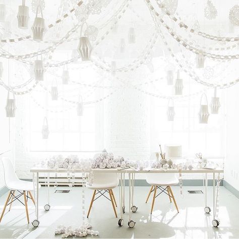 1,091 Likes, 15 Comments - The House that Lars Built (@houselarsbuilt) on Instagram: “Party on a budget: use office paper to create globs of paper chains and lanterns! Everything is…” White Christmas Party, Paper Party Decorations, Office Party Decorations, Events Planning, Winter Office, Christmas Garlands, Office Christmas Party, Christmas Week, Window Decorations