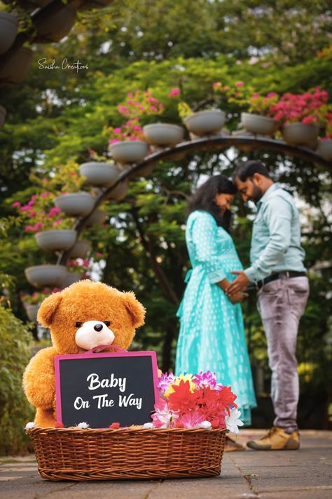 Babybump Photoshoot Ideas, Baby Shower Ideas Photoshoot, Pre Baby Photoshoot, Pre Pregnancy Photoshoot, Baby Shower Poses Couple, Indian Maternity Photoshoot, Metarnity Photoshoot, Baby Shower Photoshoot Ideas, Poses For Maternity Photoshoot