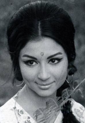 Sharmila Tagore Hairstyle Indian Retro, Sharmila Tagore, Bollywood Retro, Retro Bollywood, Hairstyle Names, Vintage Bollywood, Indian Movies, Movie Photo, Bollywood Actors