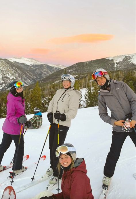 Girls skiing at suset in colorado Girl Hood, Colorado Girl, Ski Girl, Picture Outfits, Best Friend Pictures, Friend Pictures, Girls Trip, Circles, Girl Group