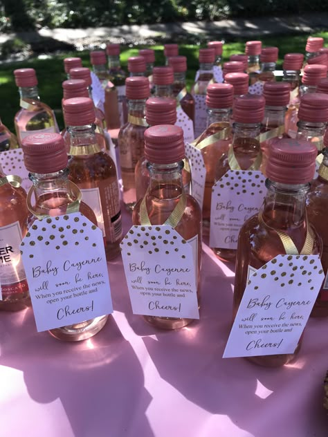 Wine souvenirs for baby shower Rainbow Shower Ideas, Baby Shower Souvenirs Girl, Wine Presents, Baby Gender Reveal Party Decorations, Wine Bottle Centerpieces, Baby Shower Souvenirs, Baby Shower Treats, Graduation Party Planning, Pink Birthday Party