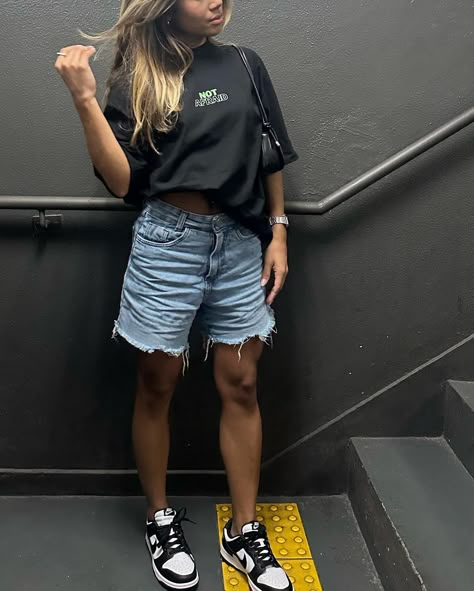 ✨ Outfits Con Bermudas, T Shirt Shorts Outfit, Bermuda Outfits, Outfit Bermuda, Bermuda Jeans, Festival Looks, Girls Fashion Clothes, T Shirt And Shorts, Daily Look