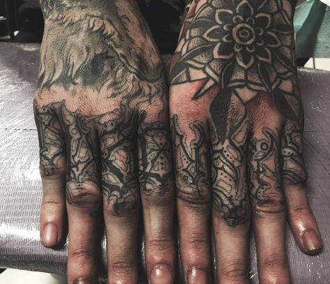 Noah Sebastian on Twitter: "Got my knuckles done today and kicked it with a sick tattooer I've been following for years now.#BADOMENS #OILBVRNER… " Noah Sebastian Hand Tattoos, Noah Sebastian Hands, Noah Sebastian Tattoos, Bad Omens Tattoo, Hand Tatts, Tatto Boys, Noah Sebastian, Tattoo Techniques, Metalcore Bands