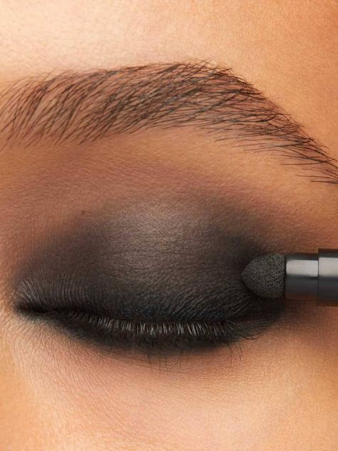 Smokey Eye Makeup Beginners, Classic Smokey Eye Makeup, Halloween Smokey Eye Makeup, 90s Smokey Eye, Smokey Eye Tutorial For Beginners, Smoky Eyeshadow Tutorial, Black Smokey Eye Tutorial, Classic Smokey Eye, Smokey Eye Makeup Steps