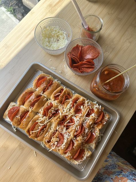 The Best Ever Pepperoni Pizza Pull-Apart Hawaiian Rolls - Munchies By Mallory Pull Apart Pizza Rolls, Hawaiian Roll Pizza Sliders, Hawian Roll Sandwiches, Hawaiian Rolls Recipe, Pizza Pull Apart, Hawaiian Buns, Pull Apart Pizza, Pull Apart Pizza Bread, Air Flyer