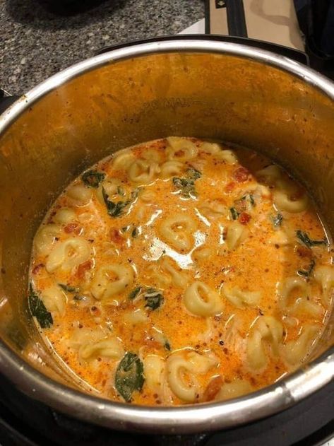 WEIGHT WATCHERS TORTELLINI SOUP - Dieter24 Weight Watcher Tortellini Soup, Ww Tortellini Soup, High Protein Tortellini Soup, High Protein Tortellini Recipes, Creamy Tortellini, Creamy Tortellini Soup, Soup Healthy, Tortellini Pasta, 1200 Calorie