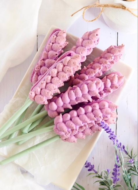 Floral Macarons, Meringue Flowers, Spring Macarons, Flower Macarons, Macaron Ideas, Ube Halaya, Lavender Macarons, Pocky Sticks, Le Macaron