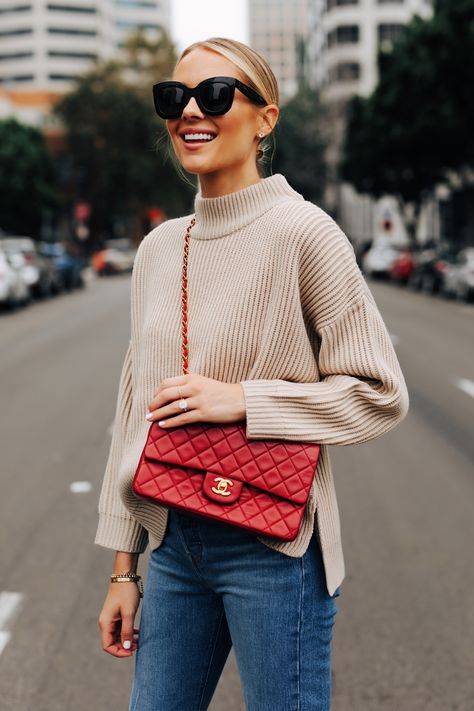 Red Crossbody Bag Outfit, Red Bag Outfit, Look Zara, Comfy Casual Outfits, Beige Outfit, Red Purse, Fashion Jackson, Womenswear Fashion, Neutral Fashion