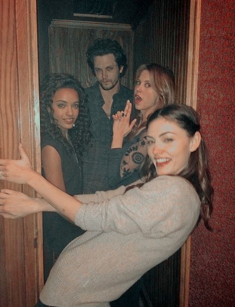 BTS of the Originals Hayley Marshall Freya Mikaelson Jackson Kenner Rebekah Mikaelson Phoebe Tonkin And Riley Voelkel, Phoebe Tonkin Funny, Funny Vampire Diaries, Tvd Pictures, Nathan Parsons, Maisie Richardson, Riley Voelkel, Funny Vampire, Maisie Richardson Sellers