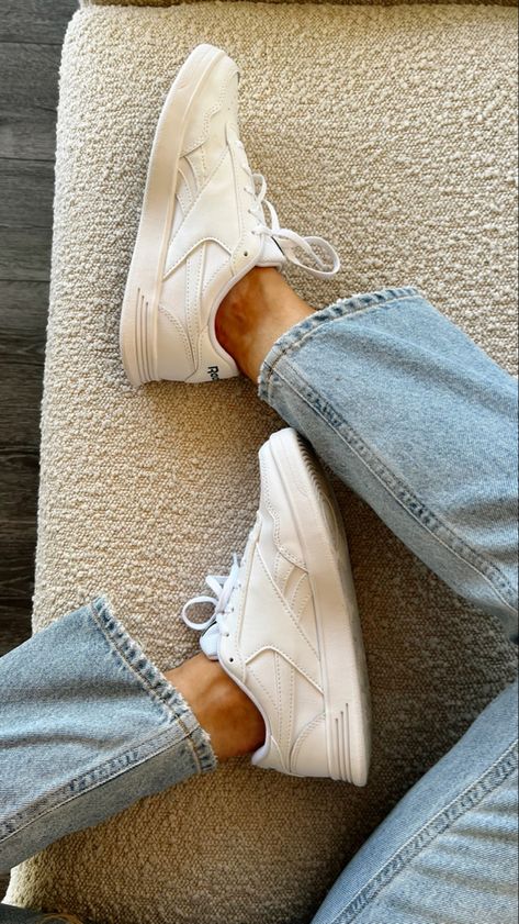 Simple Tennis Shoes, White Fall Shoes, White Sneaker Fashion, Neutral Fall Shoes, Basic White Shoes For Women, Plain White Sneakers Women, Everyday Casual Shoes, Simple White Sneakers, Reebok Court Advance Outfit