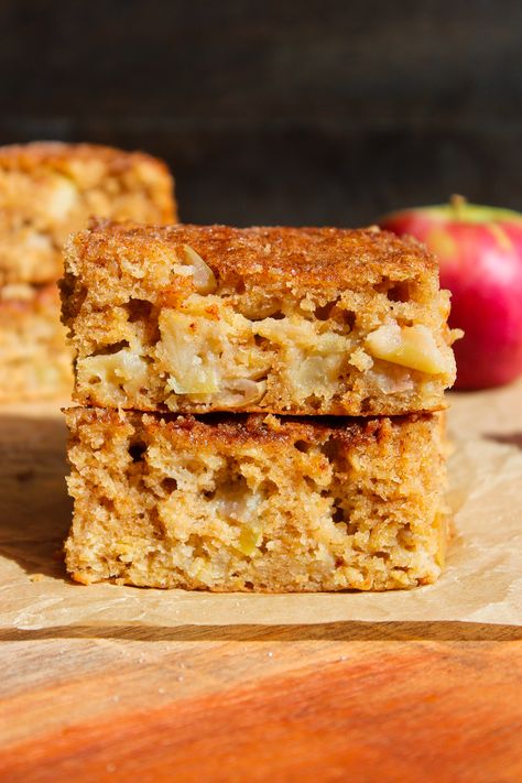 Sweeten up your mornings with a slice of delicious applesauce oatmeal cake! It’s got fresh apples, oats, and cinnamon sugar in every bite. Brunch Basket, Oatmeal Breakfast Cake, Taffey Bakery, Apple Breakfast Cake, Applesauce Oatmeal, Baking With Applesauce, Pecan Oatmeal, Basic Baking, Blueberry Breakfast Cake