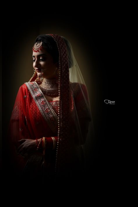 Single Pose For Bride, Bride Mackup Shoot, Bride Indoor Photoshoot, Indian Bride Getting Ready Photography, Bride Shoot Poses, Bride Single Poses, Mekup Bride, Bride Portrait Poses, Parlour Shoot