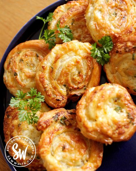 This cheesy garlic pinwheels recipe packs a serious punch of garlic flavour that will satisfy even the most die-hard garlic fan. The garlic and herb butter is smeared over the puff pastry and topped with grated cheese before rolling. This is a recipe for all garlic lovers! Cheese Pinwheels Appetizers, Garlic Roll Cupcakes, Puff Pastry Cheesy Garlic Bread, Garlic Bread Pinwheels, Garlic Cheese Rolls Recipe, Garlic Pinwheels, Bread Pinwheels, Crescent Roll Garlic Twists, Pinwheels Appetizers