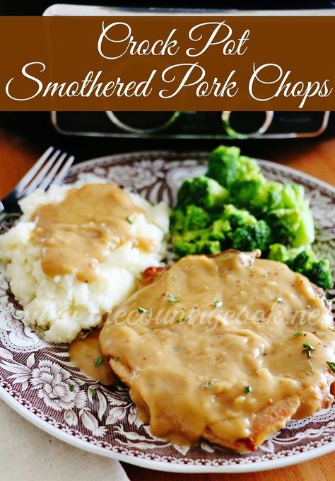 Crock Pot Smothered Pork Chops recipe from  The Country Cook. Let the crock pot do all the work in the kitchen. Tender, flavorful pork chops smothered in gravy sure to please everyone in the family. Crock Pot Smothered Pork Chops, Smothered Pork Chops Recipe, Pork Chops And Gravy, Smothered Pork, Crockpot Pork Chops, Slow Cooker Pork Chops, Smothered Pork Chops, Diner Recept, Country Cook