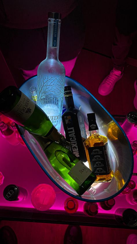 Drinks In The Club, Club Drinks, Alcohol Pictures, Liqueur Drinks, Wine Glassware, Pretty Alcoholic Drinks, Nightlife Party, Alcholic Drinks, Nightclub Aesthetic