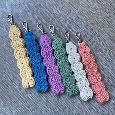 Crochet Wrist Keychain, Small Quick Crochet Projects, Crochet Key Ring, Crochet Keychain Wristlet, Crochet Wristlet Keychain, Flat Crochet, Crochet Wristlet, Crochet Lanyard, Crochet Keyring