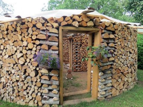 yard decorating and building with firewood logs Firewood Storage Ideas, Garden Fence Decoration, Firewood Storage Indoor, Firewood Storage Outdoor, Outdoor Firewood Rack, Wooden Storage Sheds, Turning Wood, Firewood Shed, Firewood Logs