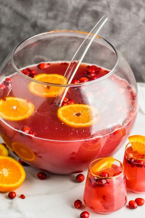 Holiday Punch Xmas Punch Recipes, Easy Holiday Punch, Alcoholic Christmas Punch, Xmas Punch, Non Alcoholic Christmas Punch, Punch Recipes For Kids, Christmas Drinks Nonalcoholic, Holiday Drinks Alcohol, Easy Punch Recipes