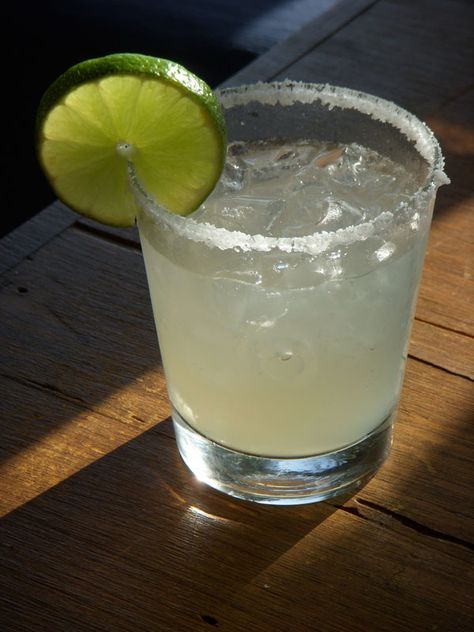 Olive Garden Italian Margarita Recipe, Daiquiri Shop, Marajuana Recipes, Low Calorie Alcoholic Drinks, Rhubarb Jelly, Cannibis Recipes, Margarita Salt, Lime Slice, National Margarita Day