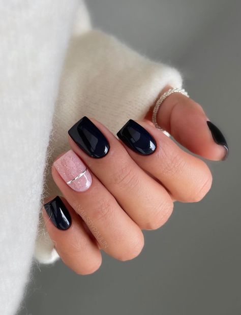 Very Short Black Nails Ideas, Nail Gel Black Ideas, Black Short Nails Design Simple, Black Nails Shellac, Black Nail Gel Designs, Short Black Gel Nails Ideas, Short Black Nails With Design, Black And Pink Gel Nails, Pink Black Nails Designs