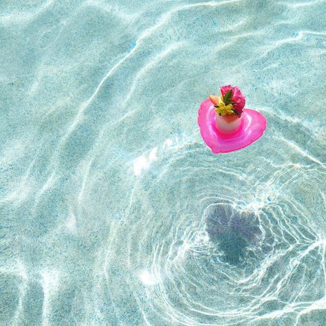 Best Pool Floats, Drink Floaties, Bachelorette Pool Party, Cool Pool Floats, Beer Tower, Summer Wines, Water Party, Tropical Drink, Water Balloons