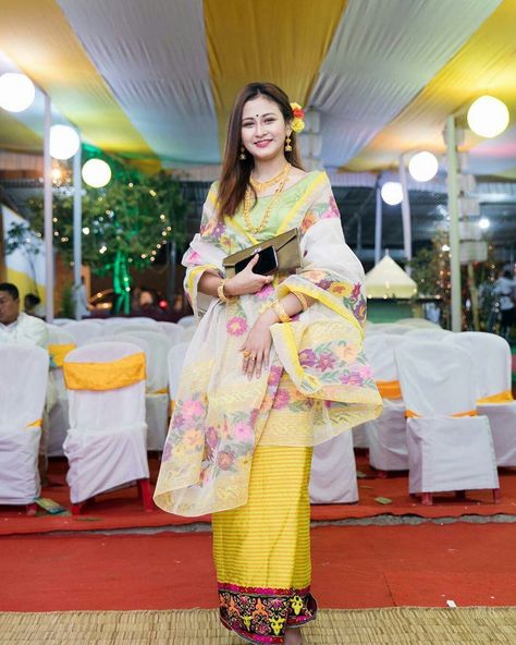 A  beautiful Manipuri girl in Manipur traditional costume Phanek and Innaphi Manipuri Dress, Northeast Fashion, Manipuri Girl, Loktak Lake, Fusion Outfits, Asian Traditional Clothes, Wedding Lehenga Designs, Indian Dresses Traditional, Indian Brides