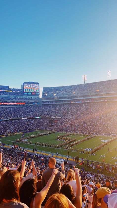 lsu marching band aesthetic lsu football game louisiana state university College Marching Band, Lsu Aesthetic Wallpaper, Louisiana Background, Lsu Wallpaper, Lsu Aesthetic, Lsu Campus, Lsu College, College Goals, Football Aesthetic