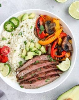 Asada Dinner Ideas, Carne Asada Bowls, Cilantro Lime Cauliflower Rice, Grass Fed Steak, Grilled Flank Steak, Paleo Whole 30, Skirt Steak, Roasted Peppers, Carne Asada