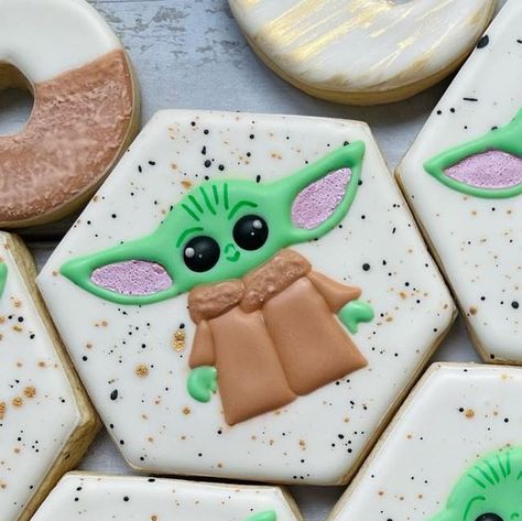 Yoda Cookies Decorated, Grogu Cookies Decorated, Yoda Macaron, Star Wars Cookies Decorated, Star Wars 1st Birthday Cookies, Star Wars Cookies Decorated Birthday, May The 4th, Star Wars Party, Cute Cookies