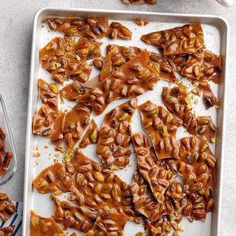 Pistachio Brittle Recipe, Pistachio Brittle, Edible Party Favors, Easy Candy Recipes, Brittle Recipes, Rhubarb Crumble, Peanut Brittle, Light Dinner, Candy Bars