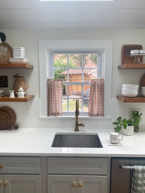 kitchen window with brown and white check gingham curtain Checkered Curtains Kitchen, Half Curtain Kitchen Window, Cozy Kitchen Curtains, Cafe Curtain Ideas, Kitchen Window Curtains Over Sink, Curtain Kitchen Window, Kitchen Window Ideas, Gingham Curtains, Cafe Curtains Kitchen