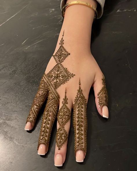 Simple Henna Designs Hand, Henne Tattoo, Cute Henna Tattoos, Henna Inspired Tattoos, Finger Henna Designs, Henna Tattoo Hand, Henna Tattoo Designs Hand, Finger Henna, Modern Henna Designs