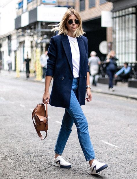 Navy blue blazer and jeans Blue Blazer And Jeans, Navy Blue Blazer Outfit, Cute Outfits Dresses, Blue Coat Outfit, Navy Blazer Outfits, Blue Blazer Outfit, Pretty Looks, Blazer And Jeans, Dark Blue Blazer