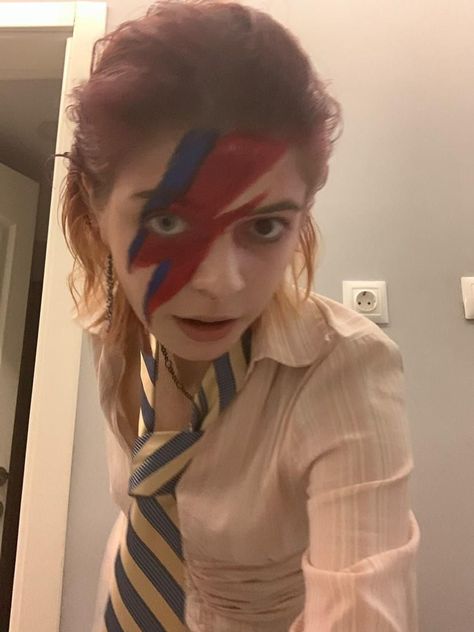 Masc Costumes Halloween, David Bowie Ziggy Stardust Costume, Masc Halloween Outfit, David Bowie Cosplay, Music Icon Costume Ideas, Masc Costumes, Rock N Roll Costume Women, David Bowie Costume Ziggy Stardust, Bowie Halloween Costume