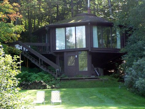 So Octagon Houses Are Cool [Photo Gallery] | Clutter Magazine Octagon House, Triangle House, Round Building, Tiny House Exterior, Unusual Buildings, Green Mountains, Rental House, Dome House, Round House