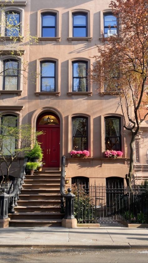 Nyc Row House, Town House New York, Apartment Nyc Exterior, City Home Exterior, Town Home Interior, Suburban House Aesthetic, Philly Townhouse, San Francisco Townhouse, Apartment Outside