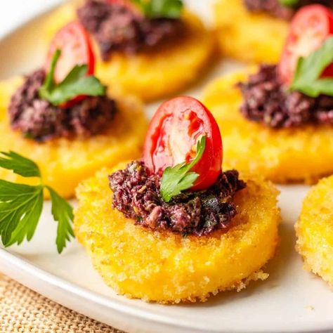 Polenta Appetizer, Black Olive Tapenade, Polenta Bites, Crispy Polenta, Grilled Polenta, Canapes Recipes, Thanksgiving Appetizer Recipes, Black Bean Salsa, Polenta Recipes