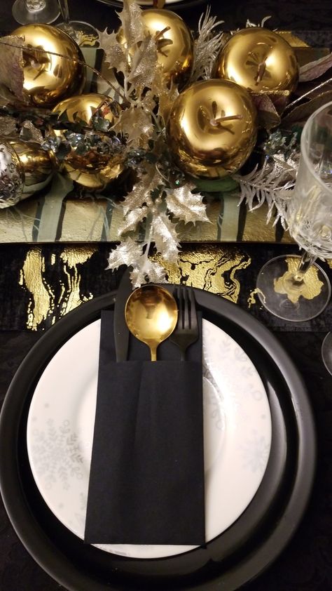 Black and gold decor New Year Table Decor, Black And Gold Decor, All Black Party, Black And Gold Shoes, Black And Gold Theme, Masquerade Wedding, New Year Table, 40 & Fabulous, Black Gold Wedding