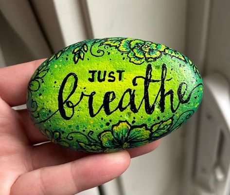 Painted rock, coping gift, colorful art, motivational painting, Kindness Rock Gift, Painted Stones, One of a kind. Beautiful hand painted rock, flat beach pebble with colorful acrylic painted background, hand-drawn flowers and "Just breathe" saying, sealed with a glossy varnish. The bottom of rock is has small artist initials. These make unique gifts for loved ones or yourself. You will get the rock pictured, shipped in a gift box with First Class Shipping. Back to my shop: OlechkaDesign.etsy.co Painted River Rocks Ideas, Diy Painted Rocks Ideas, Floral Art Acrylic, Inspirational Rocks, Diy Rock Art, Rock Gifts, Stone Art Painting, Drawn Flowers, Painted Rocks Kids