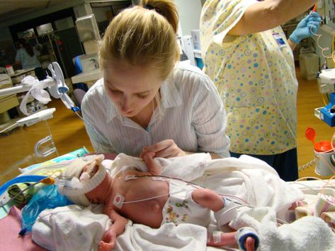 If your baby is born before 37 weeks, then you have a preemie baby and will need to do some things differently than most parents. Here are the most important things you need to know about premature babies -- including preemie milestones. Premature Baby Development, Neonatal Nursing, First Time Mom Tips, Preemie Mom, Development Milestones, Postpartum Health, Premature Birth, Preemie Baby, Pregnancy Hacks