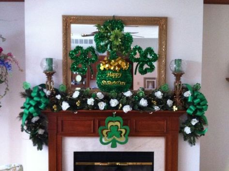 St Patricks Decorations, Mantel Decor Ideas, St Patricks Crafts, St Patrick's Day Decorations, St Patrick's Day Crafts, Irish Eyes, St Pats, Mantel Decor, March 17th