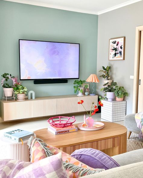 Chic and cheerful spring colors via @rhiannonsmyth 🌸  https://www.instagram.com/rhiannonsmyth/ White Living Room With Color, Minimalist Colorful Living Room, Eccentric Minimalism, Living Room Aesthetic Cozy, Room Aesthetic Cozy, Living Room Inspiration Apartment, Spring Living Room Decor, Pastel Living Room, Living Room Aesthetic