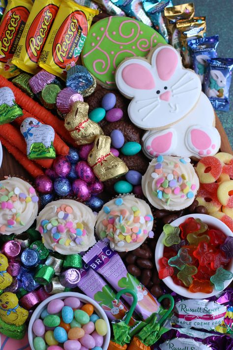 Easter Candy Aesthetic, Easter Astethic, Easter Basket Aesthetic, Egg Carton Easter, Easter Rice Krispies, Desserts Board, Sweets Board, Easter Charcuterie, Easter Aesthetic