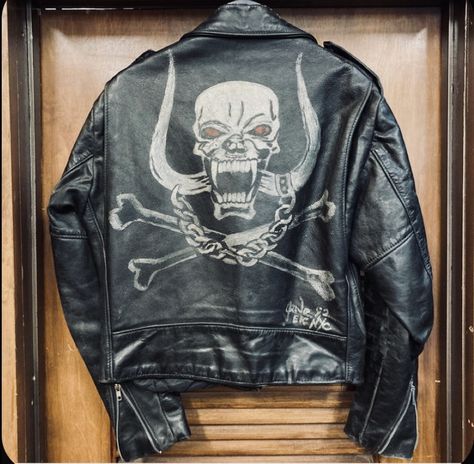 Greaser Aesthetic, Metalhead Fashion, Rock And Roll Girl, Diy Denim Jacket, Motorcycle Leather Jacket, Cool Masks, Denim Diy, Motorcycle Leather, Skull And Crossbones