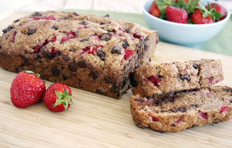 Chocolate Chip Strawberry Bread, just made this as muffins, substituted 1/2 cup raw honey for the sugar and 1/2 coconut oil for the vegetable oil, it was delicious.  Could also use frozen strawberries instead of fresh Honey And Coconut Oil, Bread With Honey, Strawberry Bread, Chocolate Chip Bread, Fruit Bread, Chocolate Strawberry, Paula Deen, Yummy Sweets, Strawberry Recipes