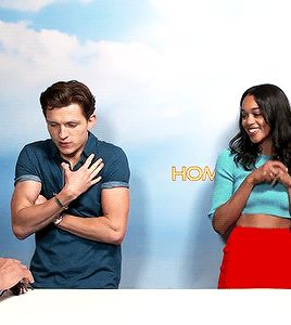 Spider-Man being afraid of spiders is the cutest thing ever Tom Holland Dancing To Umbrella, Crowded Room Tom Holland, Tom Holland Chaos Walking, Tom Holland Scared Of Spiders, Peter Parker Spiderman, Funny Spider Memes, Tom Holland Peter Parker, Spiderman Homecoming, Tom Holland Spiderman