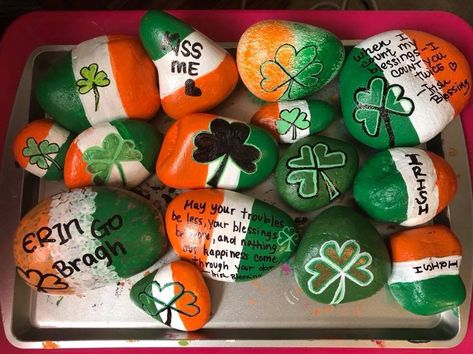 Spring Rocks, Diy Rocks, Green Rocks, Heart Rocks, Irish Theme, Weather Crafts, Marbles Crafts, Irish Decor, Rock Painting Ideas