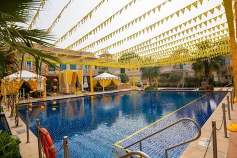 Poolside Sangeet Decor, Luxury Haldi Decoration, Haldi Decoration Poolside, Poolside Haldi Decoration Ideas, Poolside Mandap Decor, Pool Side Mehendi Decor, Haldi Decor Poolside, Haldi Decoration Ideas Pool Side, Pool Haldi Decor