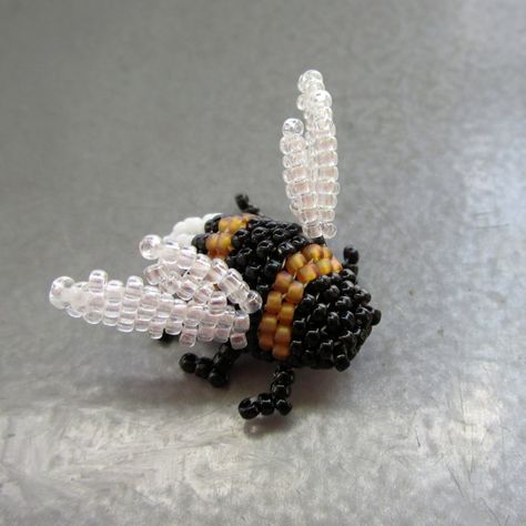 This is a fundraiser-listing for a full-color 10-page PDF which will show you step by step how to make the Bumblebee.  You will receive an e-mail with a link to the download of the tutorial - you will neither receive the Bumblebee pictured above, nor the photo of the bee which served as example. Bead Jewelry Ideas, Bead Mosaic, Seed Bead Patterns Free, Seed Bead Bracelet Patterns, Beaded Necklace Patterns, Beaded Bracelets Tutorial, Seed Bead Patterns, Bead Weaving Patterns, Seed Bead Tutorial