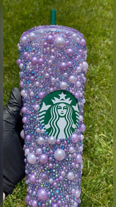 Purple Starbucks, Bedazzled Liquor Bottles, Diy Mug Designs, Starbucks Cup Design, Starbucks Cup Art, Starbucks Tumbler Cup, Starbucks Diy, Rhinestone Cups, Rhinestone Projects